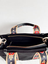 Cargar imagen en el visor de la galería, Lefranco Tote Bag CHICA negra con cinta corazones