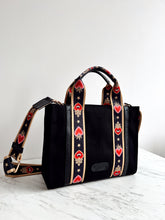 Cargar imagen en el visor de la galería, Lefranco Tote Bag CHICA negra con cinta corazones