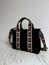 Cargar imagen en el visor de la galería, Lefranco Tote Bag CHICA negra con cinta ojitos dorado