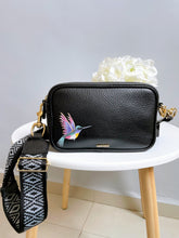 Cargar imagen en el visor de la galería, Moonrise Bag negra diseño colibrí
