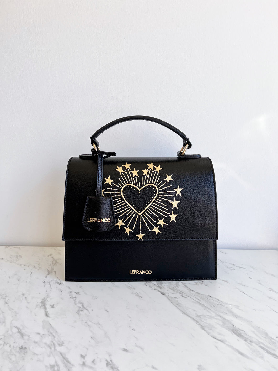 Kiara bag negra diseño corazón